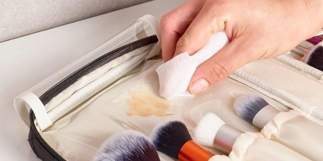 How to clean a makeup bag 