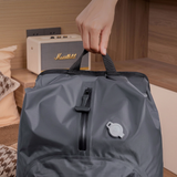Transport du sac de compression sous vide par sa poignée