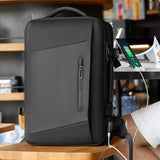 Sac à dos posé sur un tabouret, téléphone en charge sur le port USB