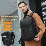 Homme portant le sac à dos cabine 45x36x20 easyJet : bagage cabine sans soute, port de charge USB et grande capacité