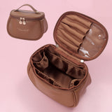 Trousse de maquillage marron caramel ouverte avec poches à pinceaux