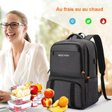 Femme au bureau avec le sac à dos isotherme gris qui garde le repas au frais ou au chaud