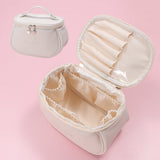 Trousse de maquillage blanc lait ouverte avec poches pour pinceaux
