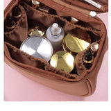 Grande ouverture de la trousse de maquillage remplie de cosmétiques