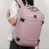 Femme portant le sac à dos avion mauve