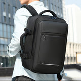 Homme portant le sac à dos de voyage business noir