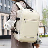 Femme portant le sac à dos de voyage beige de profil