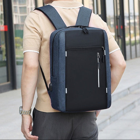 Homme portant le sac à dos bleu de l'ensemble 3 pièces