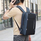 Sac à dos homme bleu avec câble USB branché sur le téléphone