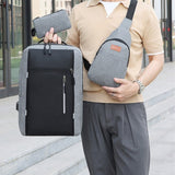 Homme avec le sac à dos, la sacoche bandoulière et la trousse grises