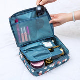 Trousse à maquillage de voyage vue de profil – Trousse à Maquillage de Voyage Travel™ | Sogaïa