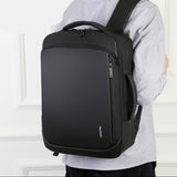 Homme portant le sac à dos ordinateur 40x30x15 noir