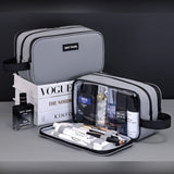 Trousse de toilette homme grise dans une salle de bain