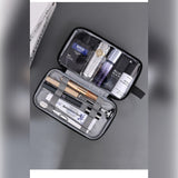 Trousse de toilette ouverte avec ses rangements