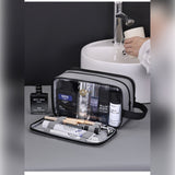 Pochette transparente étanche avec produits de toilette