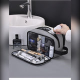 Trousse de toilette utilisée au lavabo